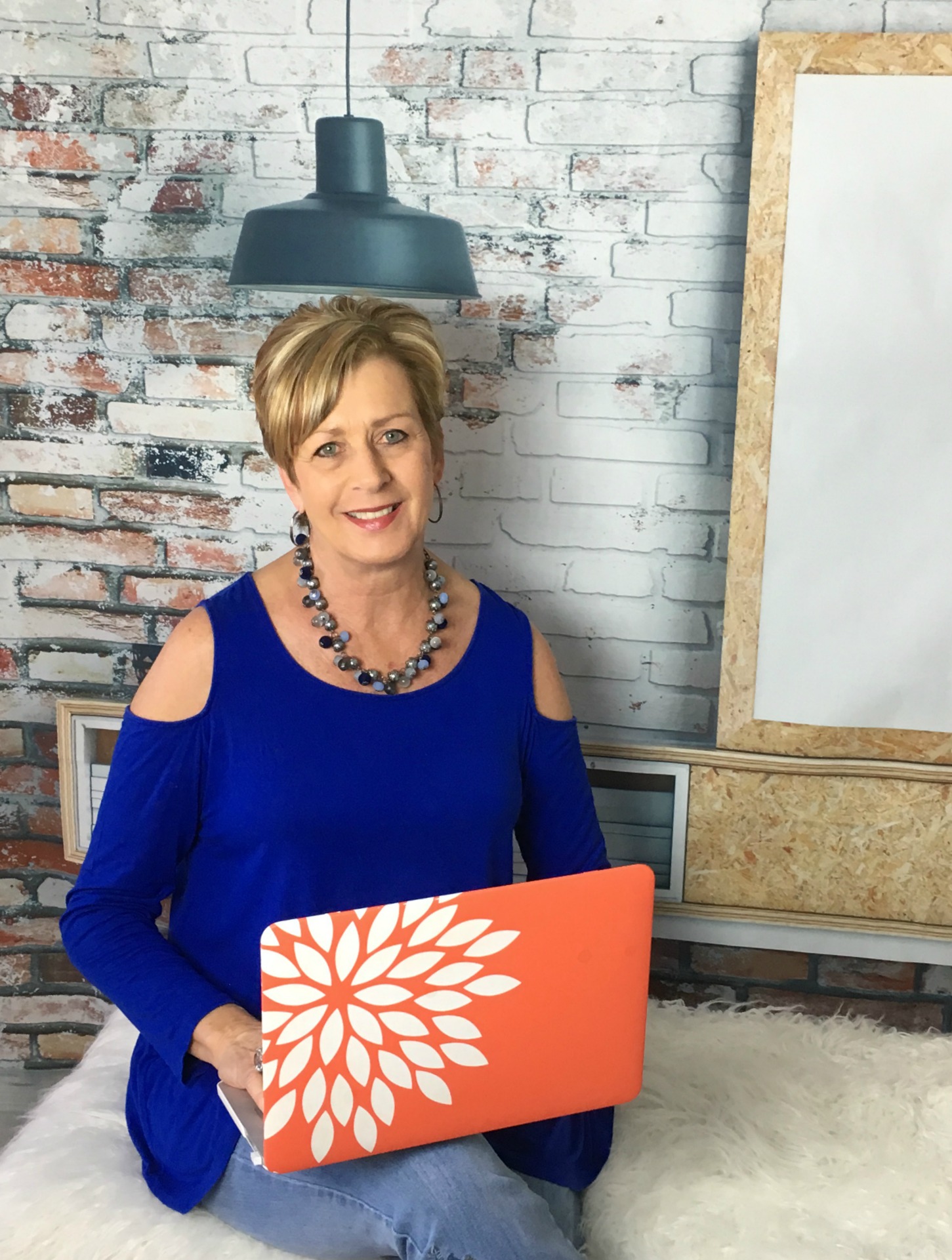  Image of Cheryl holding a laptop with a graph showing passive income growth. Alt text: "Cheryl's passive income growth graph from affiliate sales, illustrating the success of her strategy." 